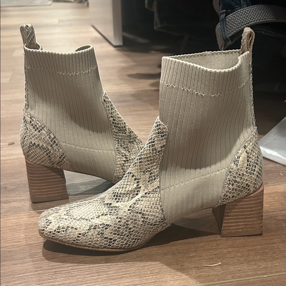 Oasis Society Shoes - Oasis Society snakeskin boots size 8.5